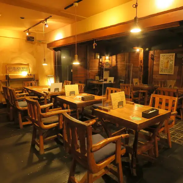 バリの夕暮れを感じさせてくれるリゾートテイストの店内。非日常での落ちつきのある空間でママ会、女子会、お仲間同士のご宴会などでご利用いただけます。パーティー・結婚式2次会にも人気です。お気軽にご相談下さい。