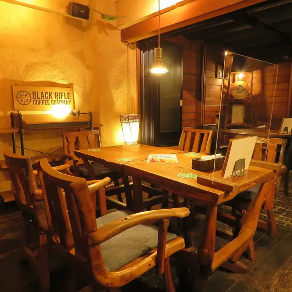【感染症対策実施】木のぬくもりが感じられる店内にはたくさんのテーブル席をご用意！ご要望に応じて、飛沫防止のパーテーションもご用意できます◎カフェ利用、宴会利用などの様々なシーンでご利用ください。