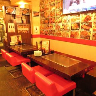 【テーブル席】みんなでわいわい盛り上がっていただける鉄板付テーブル席！アツアツの鉄板料理をどうぞ♪