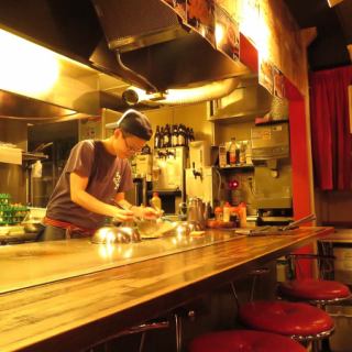 【カウンター席】お一人様からお気軽にご利用いただけるカウンター席！目の前でお好み焼きが焼きあがる臨場感をお愉しみいただけます！