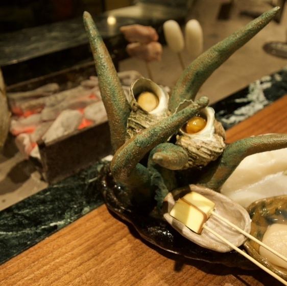您可以使用爱好陶艺的店主一一制作的精美菜肴，请享受只有在我们餐厅才能体验到的氛围和表演！