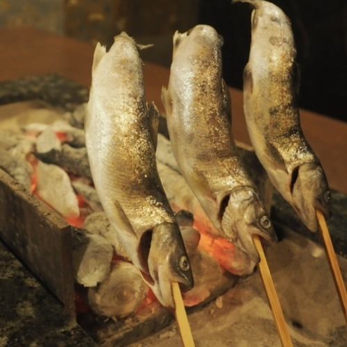 目の前で囲炉裏を楽しむ
