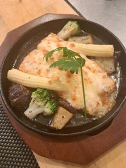 サーモンと季節の野菜のチーズ焼き
