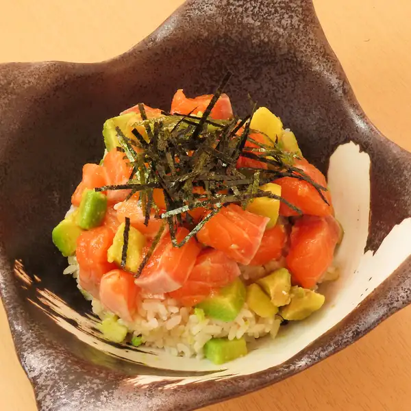 【大人気】極上サーモン&アボカドのポキ丼