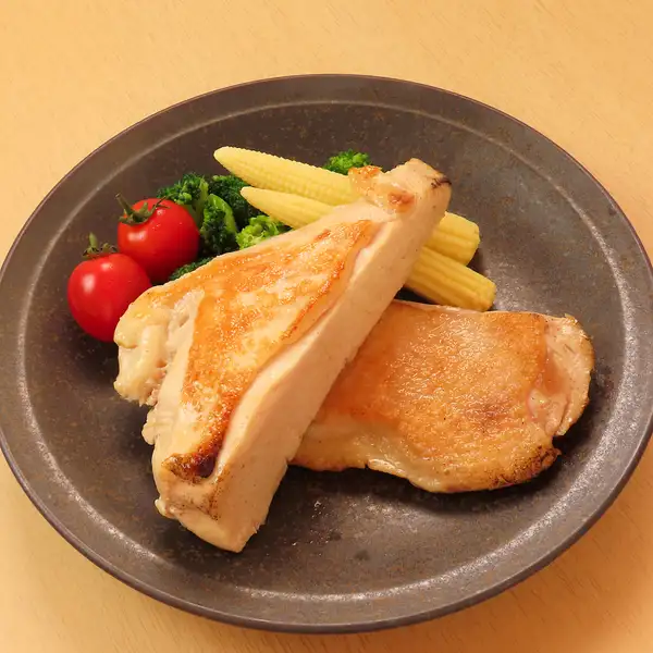 香ばしい黄金色の皮目と溢れる肉汁!とりむね・とりももコンビ