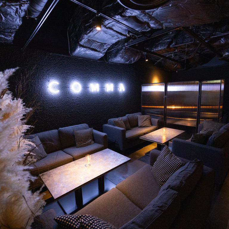 There are also private rooms where you can relax and enjoy a delicious meal on the sofa seats!