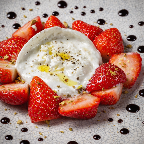 布拉塔起司卡普雷沙拉佐時令水果