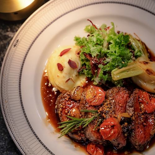 ディナーで特に人気の料理。しっかりとした味わいで特別な夜を演出します。