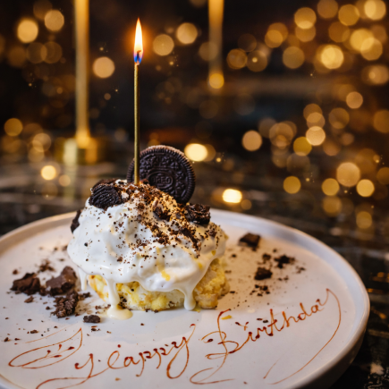 The most popular item is the Anniversary Plate, 1,500 yen (tax included). This dessert plate is perfect for birthdays and anniversaries.