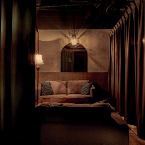 モダンで落ち着いた雰囲気のカーテン個室