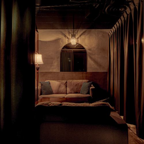 モダンで落ち着いた雰囲気のカーテン個室