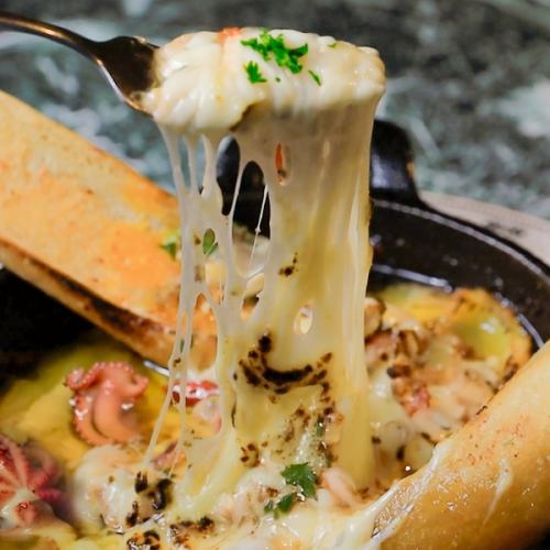 融化的奶酪和培根蒜蓉酱