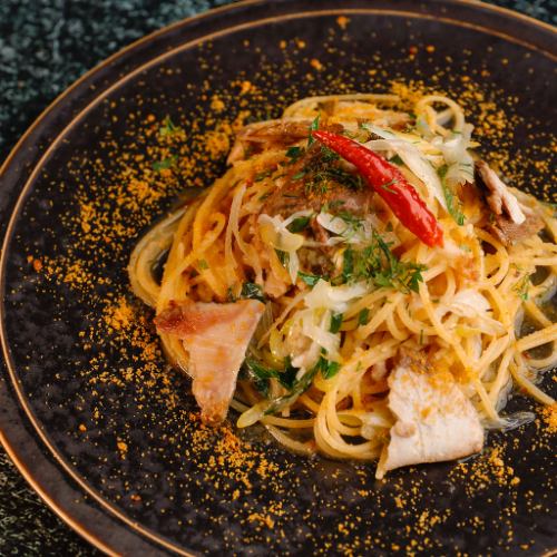 白鱼、白洋葱和干鲻鱼子辣椒