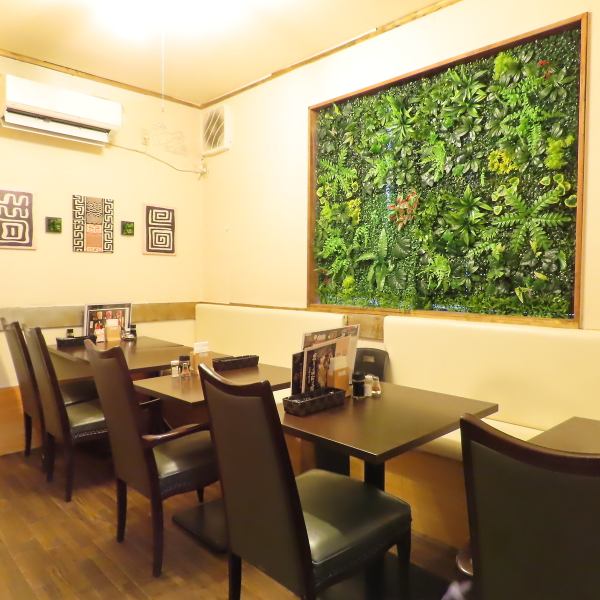 当店は、アットホームで温かみのある雰囲気が魅力です。カウンター席では、お一人様でも入りやすく、友人や家族と楽しい会話を交わすことができます。テーブル席もあり、グループでの集まりや宴会にもぴったり。居心地の良さを大切にした空間で、心ゆくまでお食事をお楽しみください。