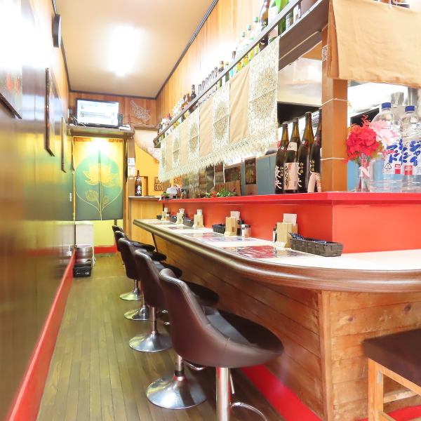 明るい照明の温もりが感じられる店内は、リラックスした時間を提供します。カウンター席とテーブル席が完備されており、少人数でも大人数でも利用しやすい構成になっています。居酒屋の賑やかさとアジアン食堂のエスニックな香りが融合した独特の雰囲気の中で、心温まるひとときをお過ごしください。