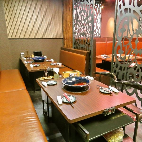 綺麗で清潔感のある店内はデザイン性にもこだわり落ち着きのある空間です。半個室は2名様からご利用できご家族や地元での小宴会だけでなく大規模な会社宴会・イベントにもご利用いただけます。貸切も可能ですので、ご相談くださいませ！！