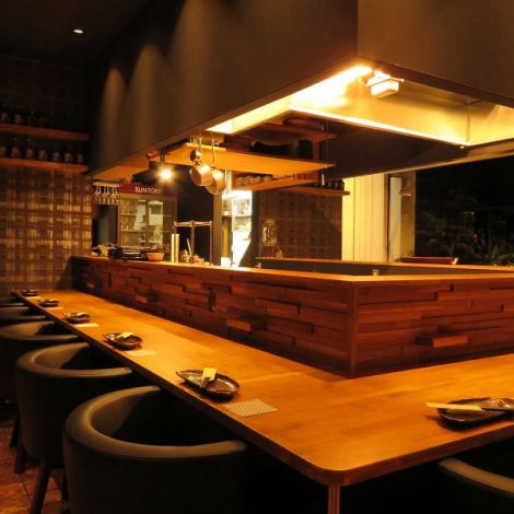 A counter seat with an excellent live feeling where you can see teppanyaki in front of you ☆ Open kitchen from the desire to enjoy conversation with customers ♪ Please enjoy cooking while drinking alcohol.Please feel free to ask anything about recommended dishes and how to eat ♪