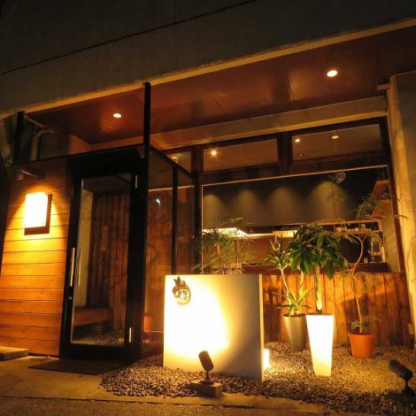 A calm atmosphere spreading from outside the store.At the end of the day of Kasuga's "Anaba", which invites you to the healing space for adults, please drop in to "Anaba" where you can relax and relax.