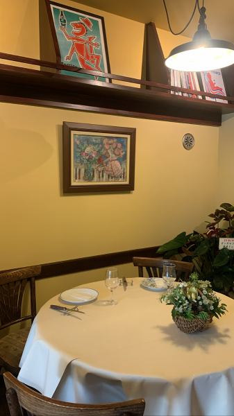 餐厅的内部设有各种餐桌座位，营造出一种让人联想到欧洲房屋的氛围。