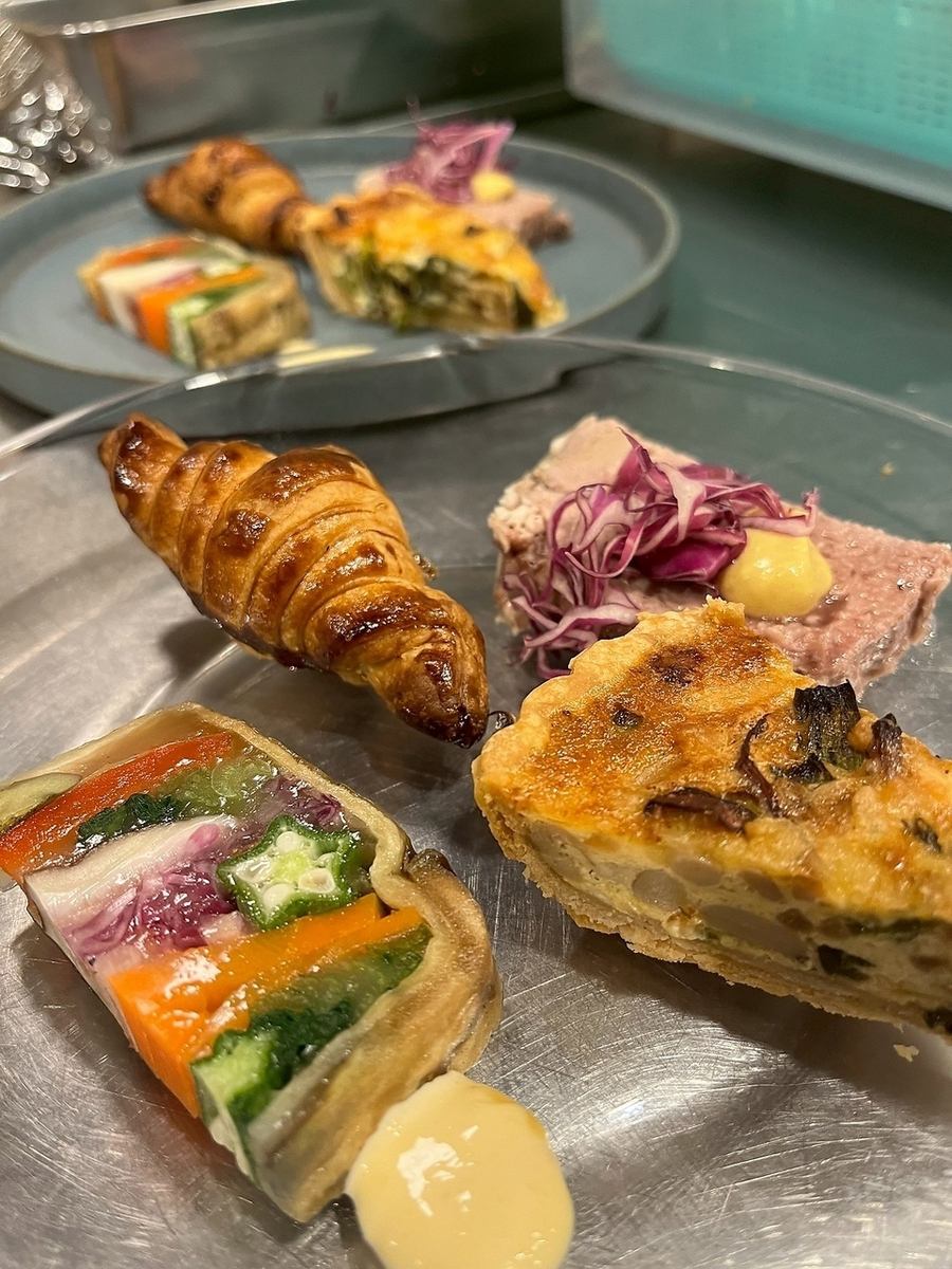 Reservations can be made for up to 23 people.Private reservations available for groups of 15 or more. Please contact us for details!