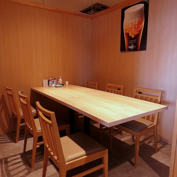 It's a spacious table seating area where you can feel at ease. Private rooms are also available.