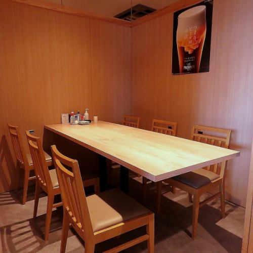 <p>It&#39;s a spacious table seating area where you can feel at ease. Private rooms are also available.</p>