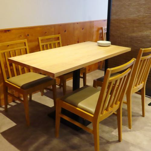ゆったりとしたテーブル席（2～4名）