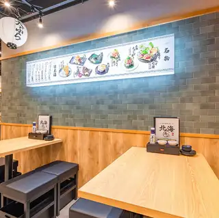 ご友人との飲み会や女子会、少人数でのお食事にぴったりなお席◎会話も弾む心地よいひとときをお楽しみください♪