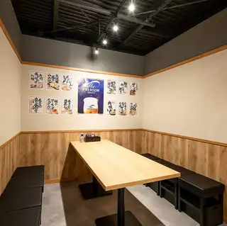 会社宴会やご家族でのお集まりなど幅広いシーンにおすすめの6名様向け個室◎落ち着いた空間で楽しいひとときを♪