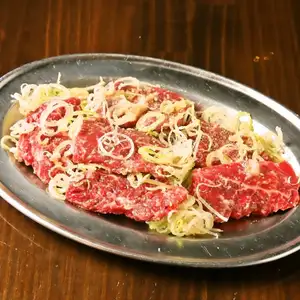 蒜蓉、葱花和咸牛肉裙肉