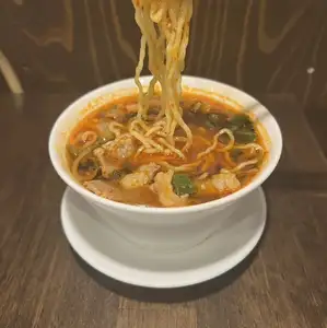 香辣美味的酱油拉面和汤饭
