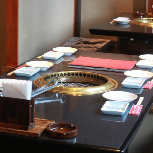 【少人数の宴会におすすめ♪】最大14名までご利用可能な簾で仕切られ落ち着いた和モダン空間。あなたたちだけの時間を楽しみながら、美味しいひと時をどうぞ。会社のご宴会やお仲間同士のプライベートな宴会など様々なシーンでご利用ください♪