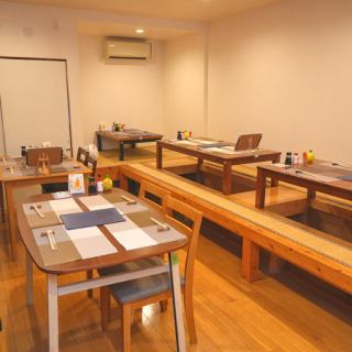 テーブルをつなげて最大8名様で利用可能です