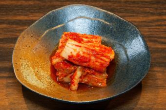 Chinese cabbage kimchi, oyster kimchi (cucumber), kakute kimchi (radish)