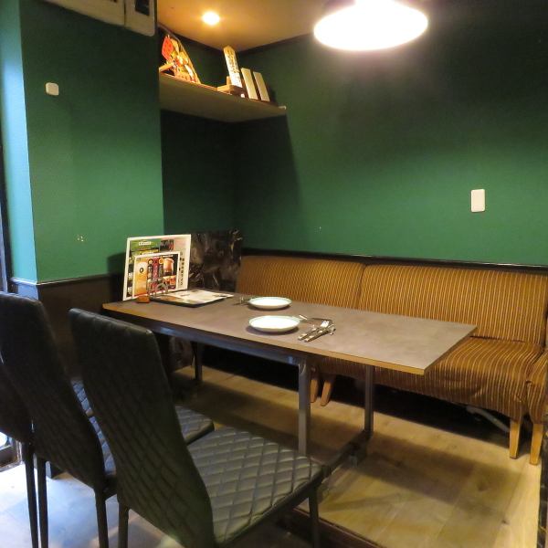 ≪異文化を感じる雰囲気抜群の店内♪≫テーブル・カウンター全42席◆4名以下の少人数や、10名前後でのご利用人数に合わせてレイアウト変更が可能です!ゆったりとおくつろぎいただける雰囲気ですので、デートや女子会、ご家族での外食、各種ご宴会でのご利用にもおすすめです。皆様のご来店を心よりお待ちしております♪