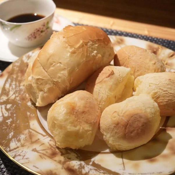 ≪ポンデリングの元ネタ!?≫外カリッと中もっちりのブラジル伝統”ブラジルパン(ポン・デ・ケージョ)”