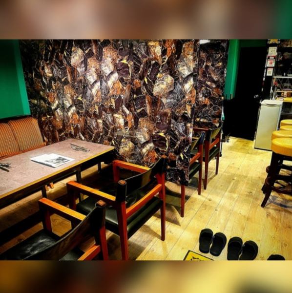 ≪異文化を感じる雰囲気抜群の店内♪≫テーブル・カウンター全42席◆4名以下の少人数や、10名前後でのご利用人数に合わせてレイアウト変更が可能です！ゆったりとおくつろぎいただける雰囲気ですので、デートや女子会、ご家族での外食、各種ご宴会でのご利用にもおすすめです。皆様のご来店を心よりお待ちしております♪