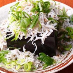 A small serving of green onion and whitebait from Kumano Bay, Wakayama Prefecture