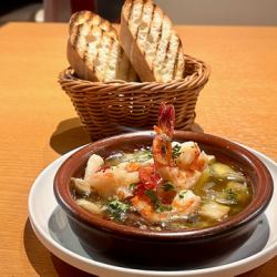 海老とキノコのアヒージョ