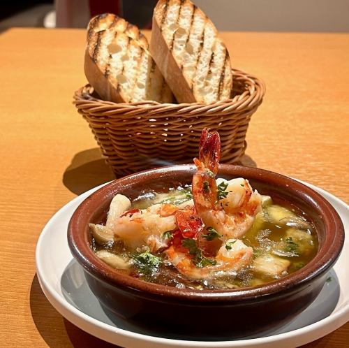 海老とキノコのアヒージョ