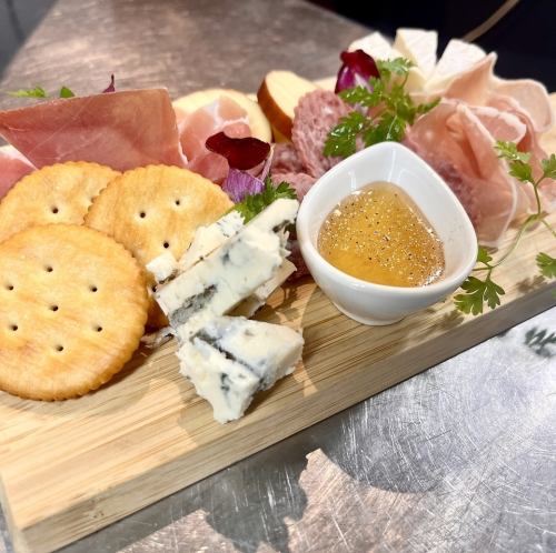 生ハムとチーズのプレート