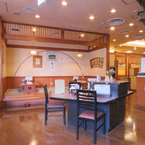 There are plenty of table seats in the spacious Japanese-style restaurant.There are also semi-private room style box seats and raised seats.