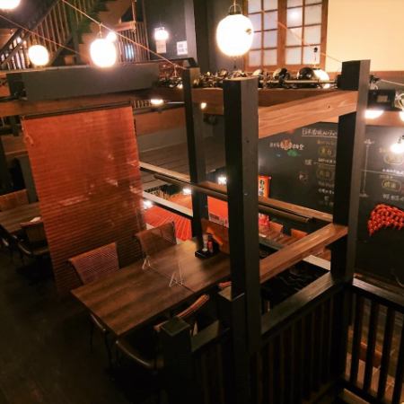 [Mezzanine floor] Immediately after going up the stairs.Table seats full of openness: 4 people x 2. You can see the image projected on the wall directly in front of you ♪