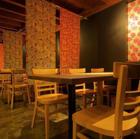 [1st floor] Comfortable without taking off your shoes♪ Comfortable table seats for 6 people x 4.You can leave your shoes on, so it's a popular seat for girls' nights and parties.