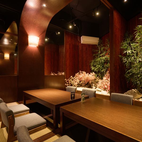 周りを気にせずプライベート空間でお食事をお楽しみいただける完全個室席をご用意しております。接待や会食など、大切なお食事に最適なお席です。和情緒溢れる落ち着いた雰囲気の中、至福のひとときをお過ごしください。