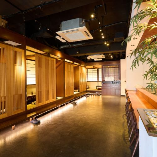 <p>カウンター席がございますので、お一人様でも大歓迎！お仕事終わりのサク飲みなど、お気軽にお立ち寄りください。団体さまは20名様～最大30名様まで貸切が可能◎大人数での宴会や打ち上げなどのご利用もお待ちしております。</p>