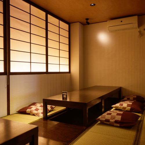 <p>足を伸ばしてゆっくりできる掘りごたつタイプのお座敷席です。席と席の間に仕切りがあるため半個室になっております。広々としたお席のためお子様連れでも安心してご利用いただけます。ご家族でのお食事やプライベート飲み会、各種宴会など様々なシーンでご利用ください。</p>