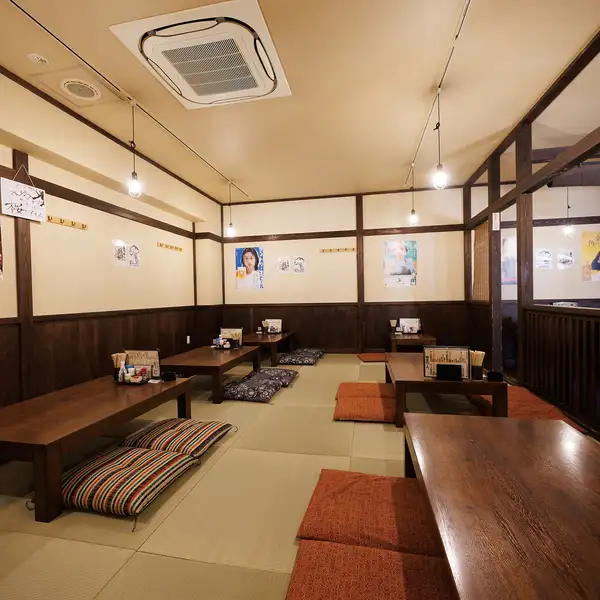 20代のお客様を中心に、男女問わず気軽に入れる親しみやすい居酒屋です。学校帰りの集まりや週末の飲み会など、店内はいつでも和気あいあいとした活気に満ちています。名物のサクサク天ぷらや、味が染み込んだおでんを囲みながら、笑顔が絶えない和やかなリラックスした時間をお過ごしください。