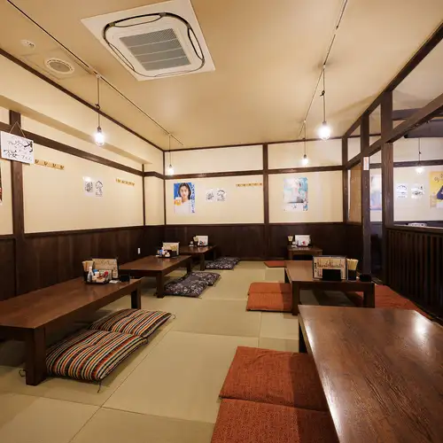 <p>20代のお客様を中心に、男女問わず気軽に入れる親しみやすい居酒屋です。学校帰りの集まりや週末の飲み会など、店内はいつでも和気あいあいとした活気に満ちています。名物のサクサク天ぷらや、味が染み込んだおでんを囲みながら、笑顔が絶えない和やかなリラックスした時間をお過ごしください。</p>