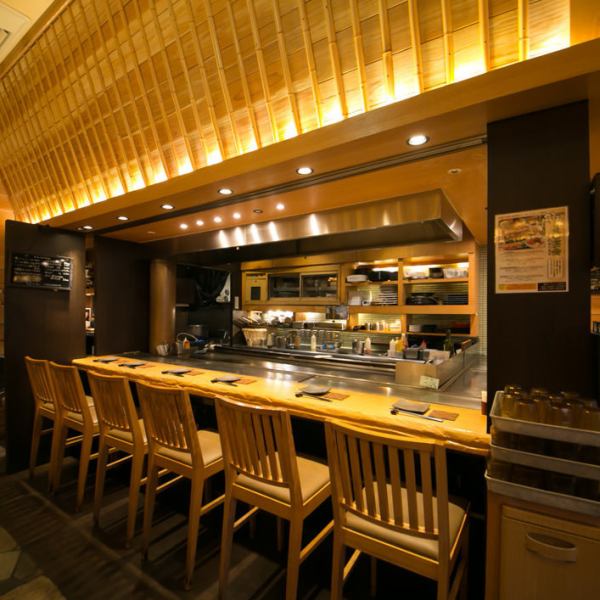 [Recommended for dates and anniversaries] We have popular counter seats! The best part of teppanyaki is the teppanyaki performance right in front of you! The live cooking scene is the ultimate entertainment that you can enjoy with all five senses. It's a recommended seat for both solo diners and dates. Hamamatsucho/Hamamatsucho Station/Teppanyaki/Banquet/All-you-can-drink